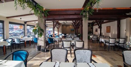 Restoran “Rujno” je nastariji restoran na Zlatiboru i sinonim Zlatibora u poslednjih 6 decenija. Nalazi se u samom centru, na Kraljevom Trgu