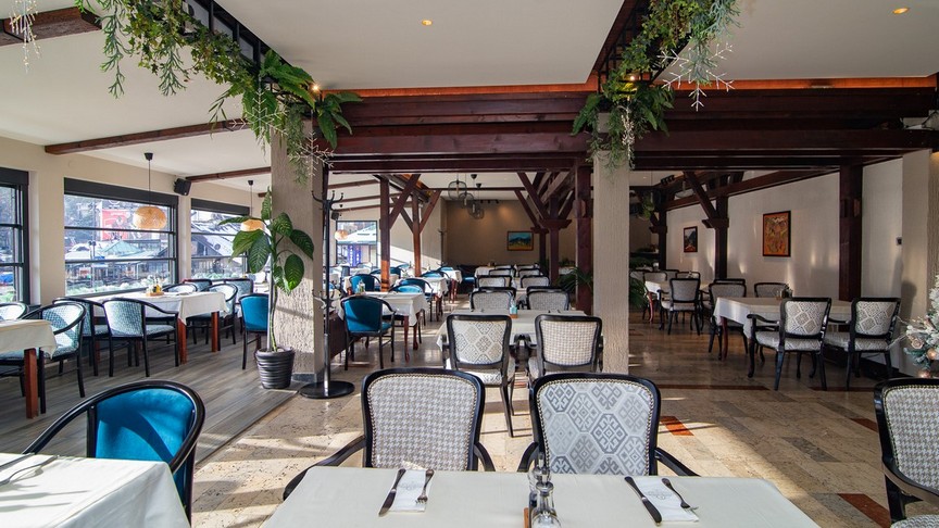 Restoran “Rujno” je nastariji restoran na Zlatiboru i sinonim Zlatibora u poslednjih 6 decenija. Nalazi se u samom centru, na Kraljevom Trgu