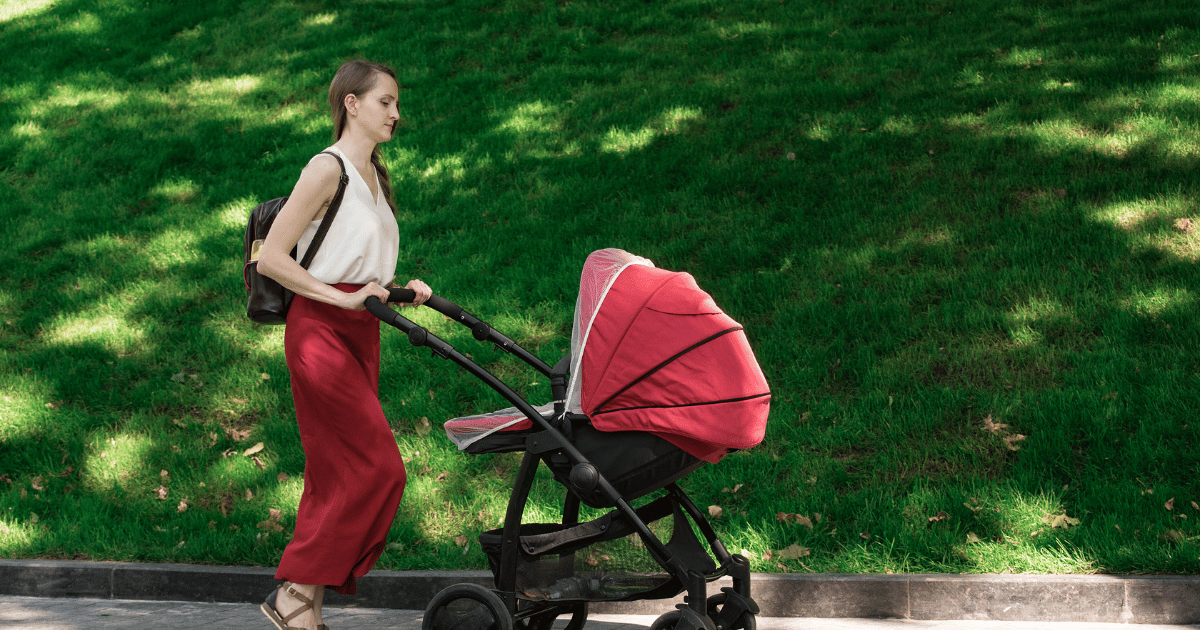 Žena gura kolica za bebe