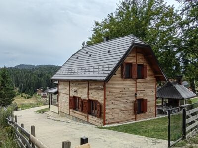 Kompletno opremljena planinska kuća Anika 1 nalazi se na planini Tara, mesto Sekulić u blizini crkve Sv. Lazar.