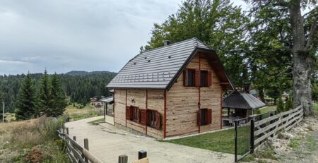 Kompletno opremljena planinska kuća Anika 1 nalazi se na planini Tara, mesto Sekulić u blizini crkve Sv. Lazar.