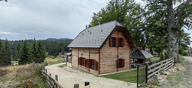 Kompletno opremljena planinska kuća Anika 1 nalazi se na planini Tara, mesto Sekulić u blizini crkve Sv. Lazar.