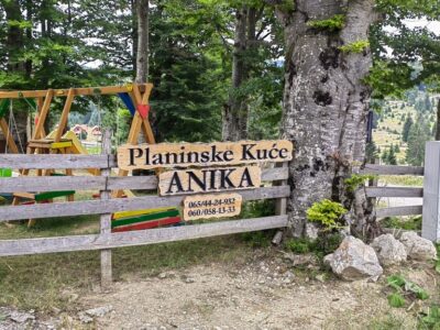 Kompletno opremljena planinska kuća Anika 2 nalazi se na planini Tara i prilagođena je izmedju ostalog i osobama sa invalidskim kolicima. Nalazi se u mestu Sekulić u blizini crkve Sv. Lazar.