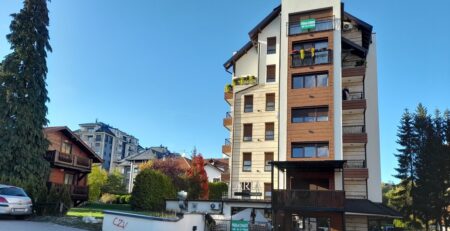 Apartman Aria 7 smešten je na prvom spratu Aria cluba u ulici Petra MićIća broj 3. Za vase zlatiborske zore preporučujuemo Aria apartmane